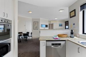 eine Küche mit einer Theke und einem Esszimmer in der Unterkunft Coastal 3-Bed with Parking, Pool & Ocean View in Scarborough