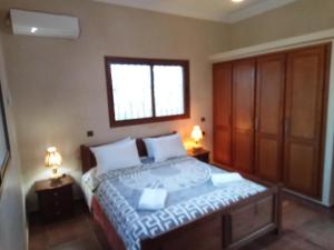- une chambre avec un lit, une fenêtre et deux lampes dans l'établissement Family villa with swimming pool and a wonderful mountain view, à Marrakech