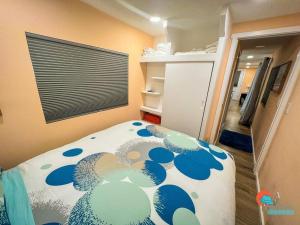 ein Schlafzimmer mit einem blauen und weißen Bett in einem Zimmer in der Unterkunft Pinecraft Sunset Tiny Home in Sarasota