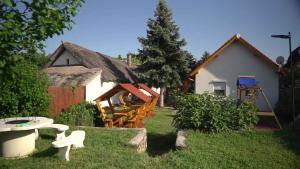 Vonkajšia záhrada v ubytovaní Friends & Family Apartmanok Velence