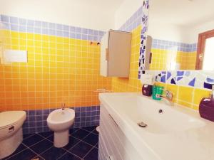 a bathroom with a toilet and a tub and a sink at Appartamento centralissimo in San Teodoro in San Teodoro