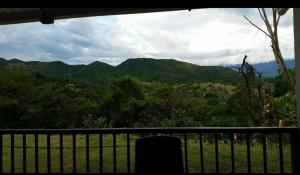 un balcón con vistas a una cordillera. en HIKIA Tocaima en Apulo