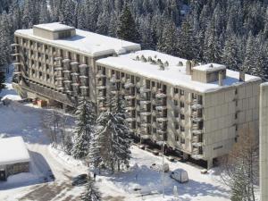 フレーヌにあるAppartement Flaine, 2 pièces, 6 personnes - FR-1-425-47の雪の中の建物の空中