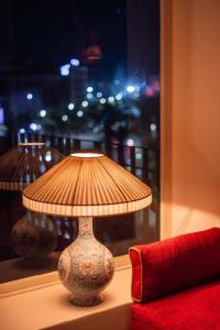 una lámpara sentada en una mesa junto a una ventana en LUXURY apartment, en Marrakech