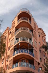 un edificio con balcones en un lateral en LUXURY apartment, en Marrakech