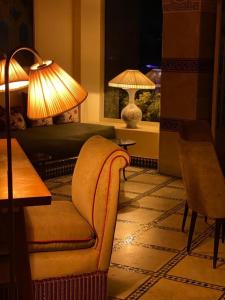 sala de estar con silla y lámpara en LUXURY apartment, en Marrakech