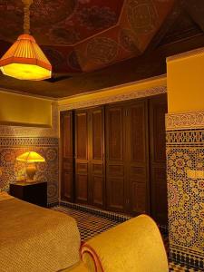 1 dormitorio con 1 cama y 1 lámpara en una mesa en LUXURY apartment, en Marrakech