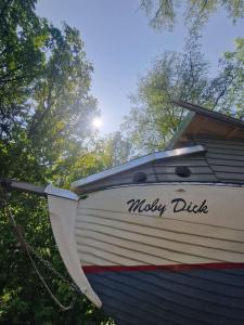 a boat with the words molly dick written on it at Baumschiffhotel am Waldbad in Bad Rodach