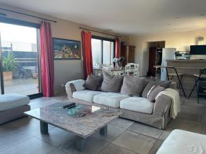 uma sala de estar com um sofá e uma mesa em Appartement Argelès-sur-Mer, 3 pièces, 4 personnes - FR-1-309-429 em Argelès-sur-Mer