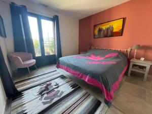 um quarto com uma cama, uma cadeira e uma janela em Appartement Argelès-sur-Mer, 3 pièces, 4 personnes - FR-1-309-429 em Argelès-sur-Mer