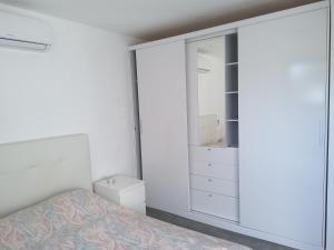 um quarto com uma cama e um closet em Maison d’hôte neuve : T2 pour 4 voyageurs em Mios