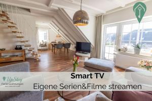 een woonkamer met een bank en een tafel bij Haus Hamburg OG in Greetsiel