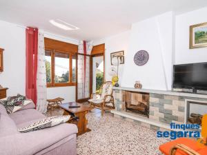 - un salon avec un canapé et une cheminée dans l'établissement Apartamento Roda de Berà, 3 dormitorios, 6 personas - ES-320-2, à Roda de Bará