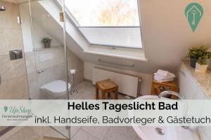 een badkamer met een toilet en een dakraam bij Haus Hamburg OG in Greetsiel +12 foto's