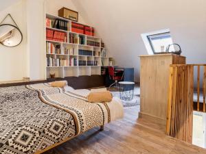 ein Schlafzimmer mit einem Bett und einem Bücherregal in der Unterkunft Maison familiale avec piscine chauffée, proche plages et La Baule - FR-1-306-1266 in Saint-Molf