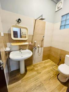 班德勒韋勒的住宿－St. Judes Holiday Resort，一间带水槽、淋浴和卫生间的浴室