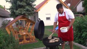 Hostia v ubytovaní Friends & Family Apartmanok Velence