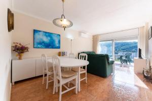 A television and/or entertainment centre at Apartamento Pau Picasso con terraza Tossa de Mar