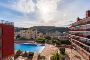 a view from the balcony of a building with a swimming pool at Apartamento Pau Picasso con terraza Tossa de Mar in Tossa de Mar