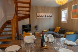 a living room with a table and a couch at L'Avocette en Baie in Saint-Valery-sur-Somme