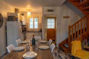 Il comprend une cuisine et une salle à manger avec une table et un réfrigérateur. dans l'établissement L'Avocette en Baie, à Saint-Valery-sur-Somme