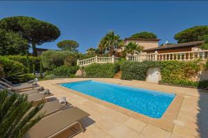 Swimming pool sa o malapit sa Elégante Villa avec piscine à Gassin - Villa Rose