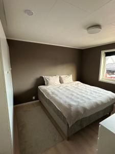 1 dormitorio con 1 cama grande en una habitación en Steiroveien en Sortland