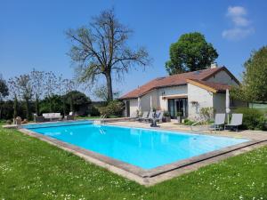 - une piscine dans la cour d'une maison dans l'établissement La plaine de l'Angelus, à Chailly-en-Bière