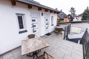 eine Terrasse mit einem Tisch und Stühlen auf dem Balkon in der Unterkunft Hotel Apartments Restaurant CALA LUNA in Marburg an der Lahn