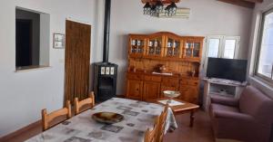 ein Esszimmer mit einem Tisch und einem Herd in der Unterkunft Villa Annamaria in Carini