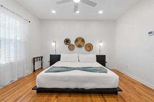 Ένα ή περισσότερα κρεβάτια σε δωμάτιο στο Uptown Loft - Bright - Modern - Walkable