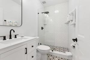 Ένα μπάνιο στο Uptown Loft - Bright - Modern - Walkable +9 φωτογραφίες