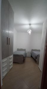 1 Schlafzimmer mit 2 Einzelbetten und einem Schrank in der Unterkunft Villa Annamaria in Carini