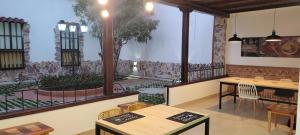um restaurante com uma grande janela e mesas e cadeiras em Casa 59 - Guest House em Bucaramanga