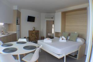 A television and/or entertainment centre at Agi Castell Mar