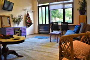 ein Wohnzimmer mit einem Sofa und einem Tisch in der Unterkunft Egaleo Relax Apartment in Athen