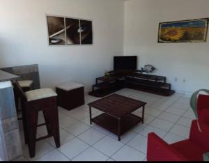 uma sala de estar com um sofá e uma mesa em Residence Sonho Azul em Salvador
