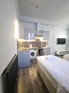 um quarto com uma cama e uma cozinha em Baker Street Suites em Londres