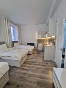 Zimmer mit 3 Betten und Küche in der Unterkunft Baker Street Suites in London