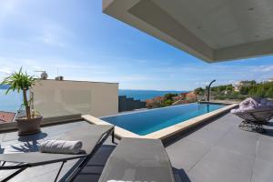 Bazén v ubytování Villa Grey with 4 bedrooms, Heated pool, Sauna, Media room, Sea Views nebo v jeho okolí