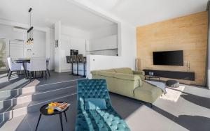 TV a/nebo společenská místnost v ubytování Villa Grey with 4 bedrooms, Heated pool, Sauna, Media room, Sea Views