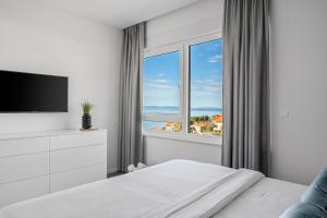 Postel nebo postele na pokoji v ubytování Villa Grey with 4 bedrooms, Heated pool, Sauna, Media room, Sea Views + 45 fotografií