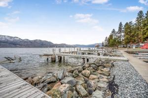 un quai sur une étendue d'eau avec des rochers dans l'établissement Family-friendly Cottage with amazing views, à West Kelowna 18 autres photos