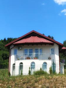 uma casa branca com um telhado vermelho em Villa Meadow em Kobiljača