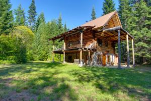 una cabaña de madera en medio de un campo en Cozy Easton Cabin with Wenatchee Natl Forest Views! en Cabin Creek