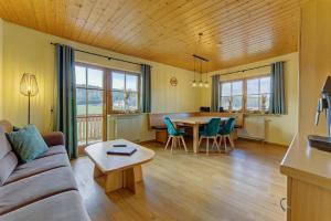 Khu vực ghế ngồi tại Ferienwohnungen Holzferienhäuser Leithenwald