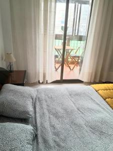 阿爾穆涅卡爾的住宿－Double Bedroom in Shared apartment with balcony and parking，一间卧室设有一张床,享有阳台的景色