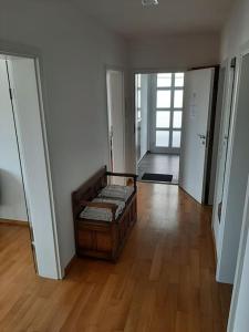ein leeres Zimmer mit einer Couch in der Mitte eines Zimmers in der Unterkunft Ferienwohnung mit Neckarblick in Eberbach