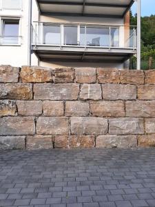 eine steinerne Wand vor einem Haus in der Unterkunft Ferienwohnung mit Neckarblick in Eberbach