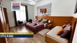 una habitación de hotel con una cama y un sofá en Little Americas Alaska Apartment, en Budapest